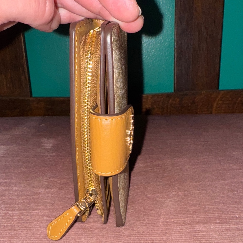 🐎👡🐻🥥Coach Beige and Brown Card Holder - Picture 12 of 12